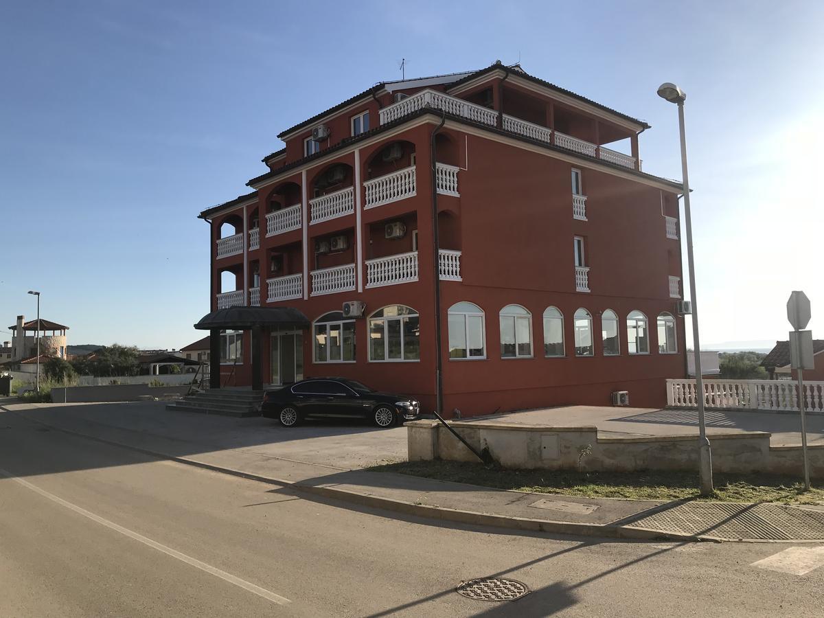Ližnjan Hotel Livadic & Restaurant מראה חיצוני תמונה
