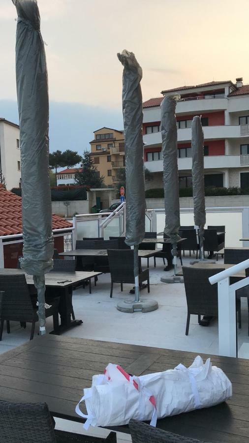 Ližnjan Hotel Livadic & Restaurant מראה חיצוני תמונה